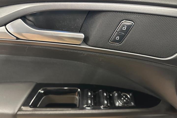 Grå Ford Mondeo fra 2015