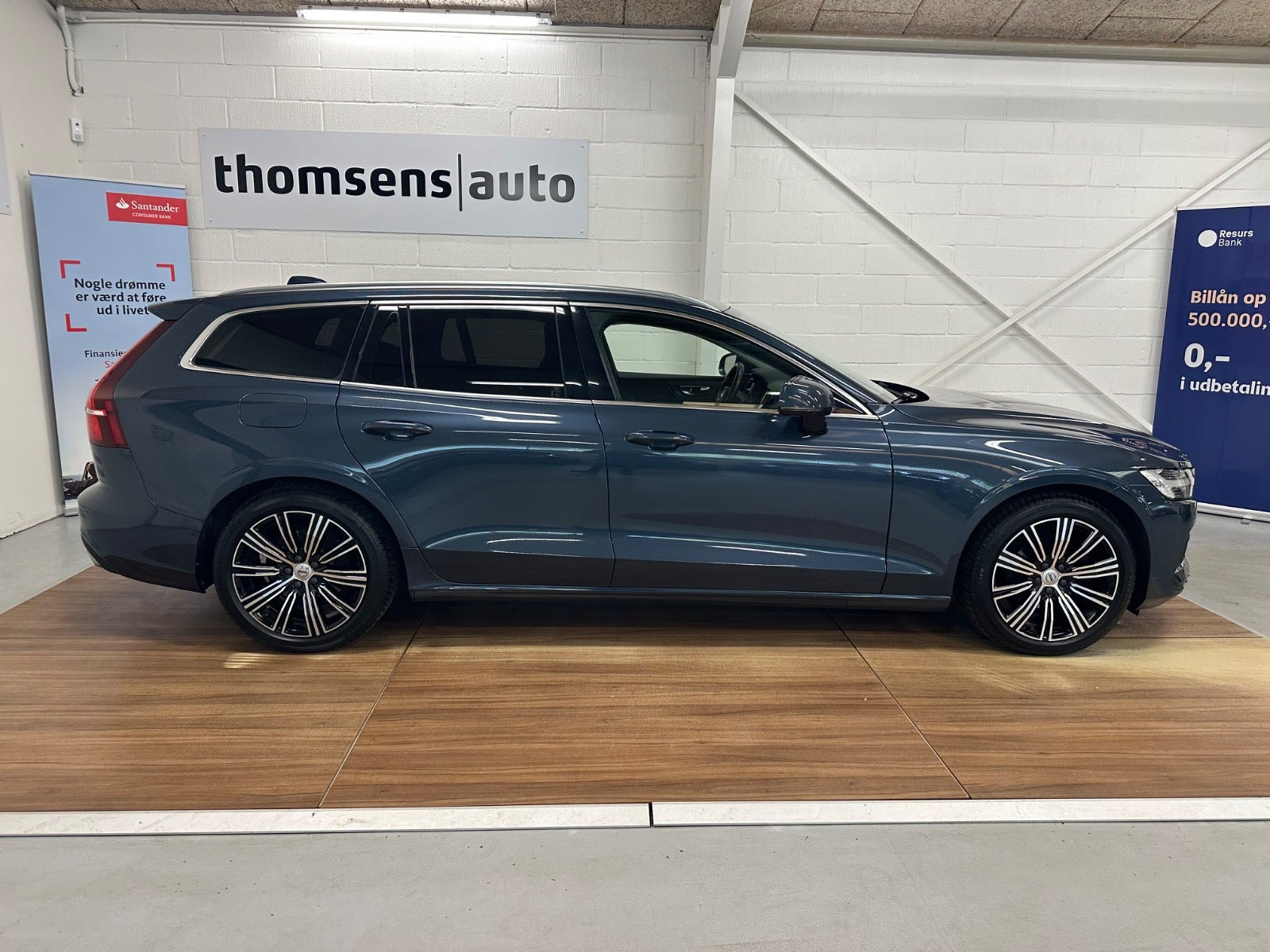Blå Volvo V60 fra 2019