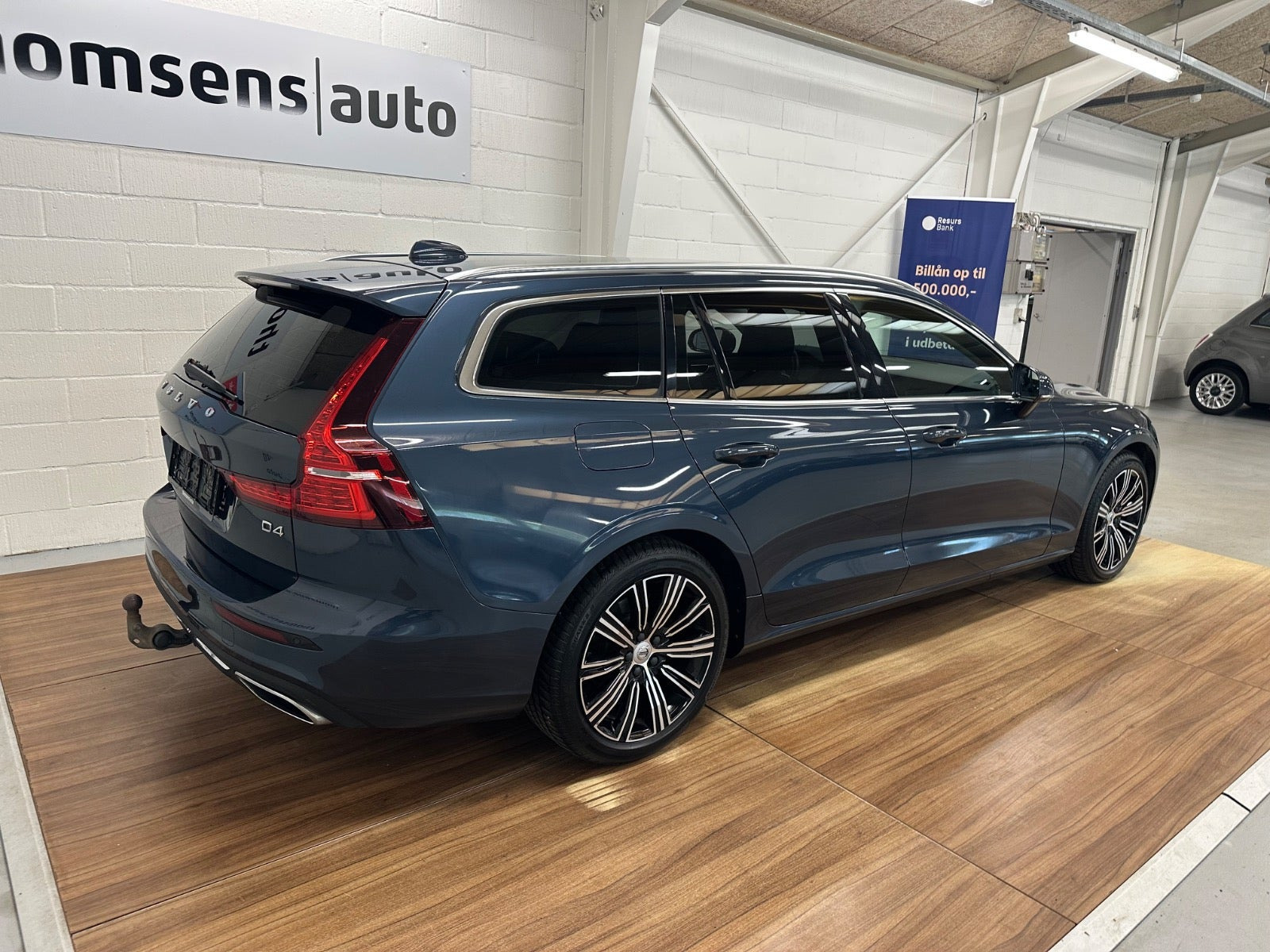 Blå Volvo V60 fra 2019