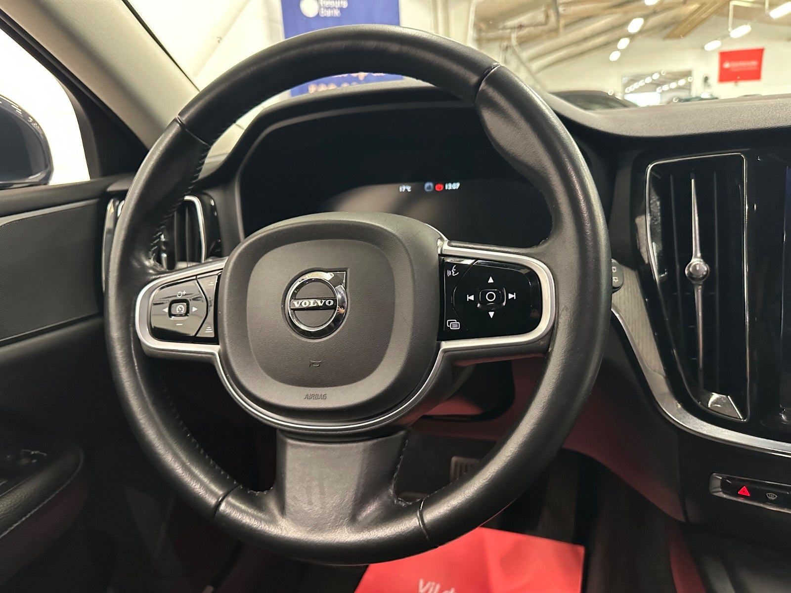 Blå Volvo V60 fra 2019