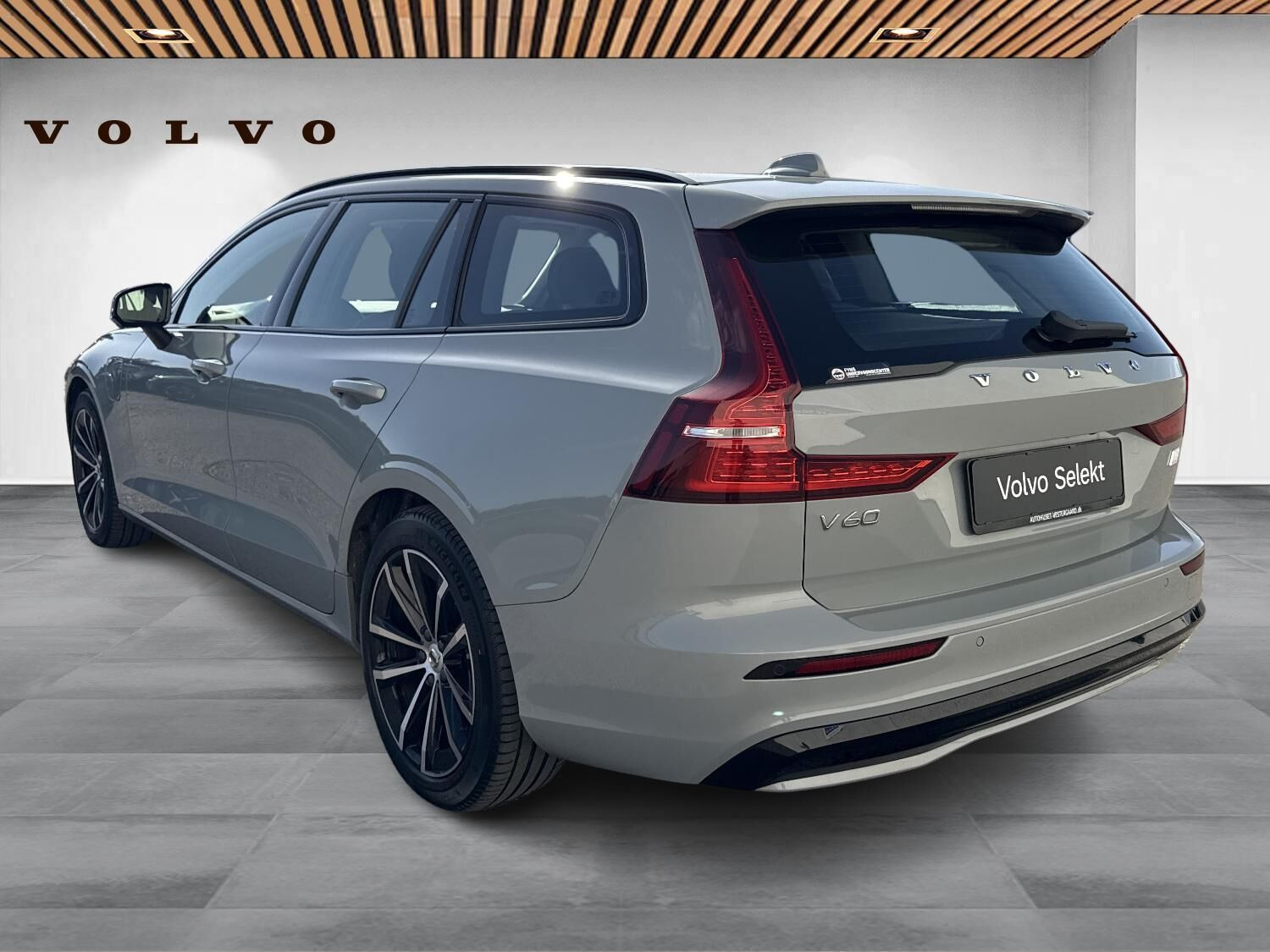 Grå Volvo V60 fra 2023