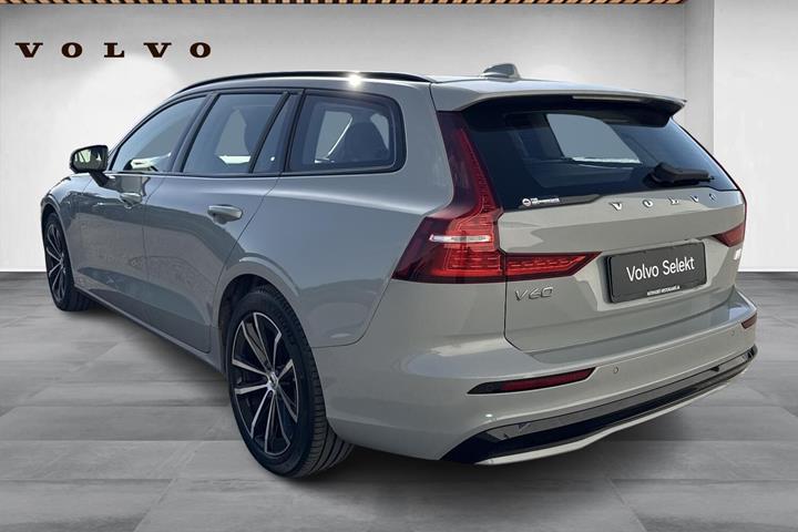 Grå Volvo V60 fra 2023