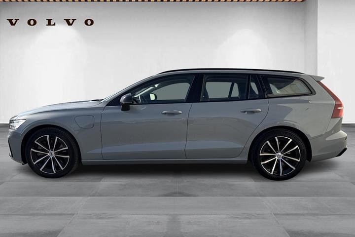 Grå Volvo V60 fra 2023