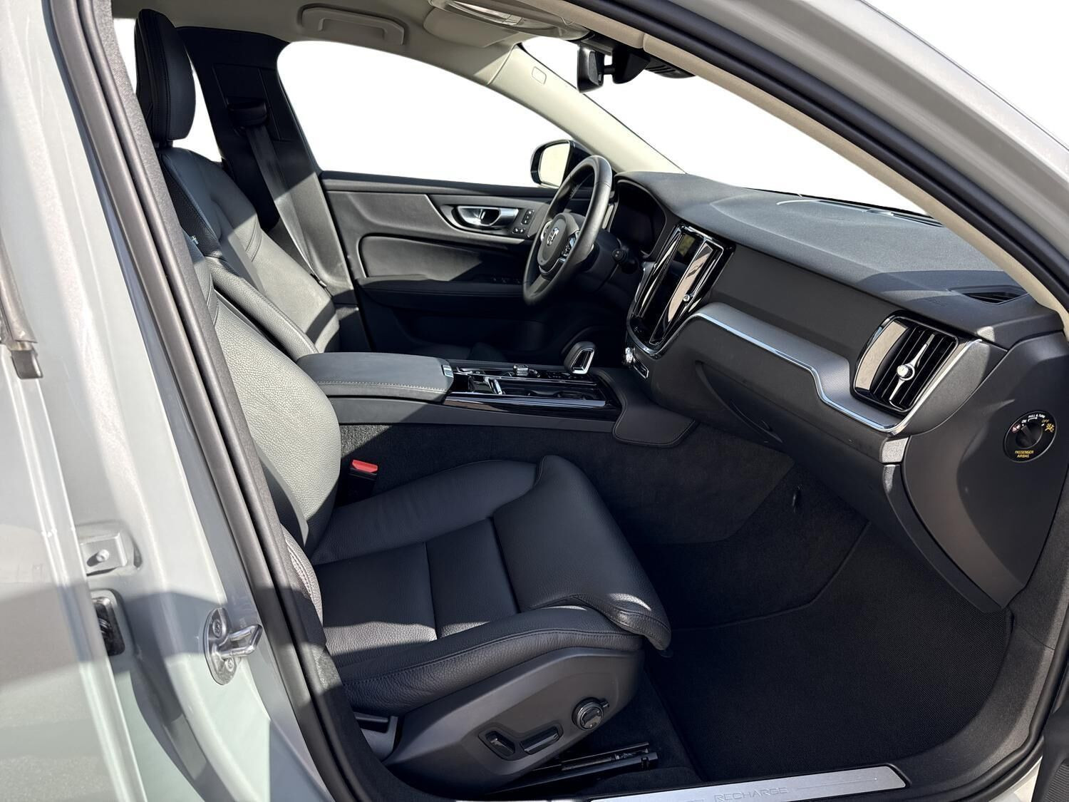 Grå Volvo V60 fra 2023