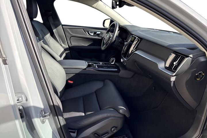 Grå Volvo V60 fra 2023