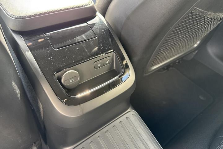 Grå Volvo V60 fra 2023