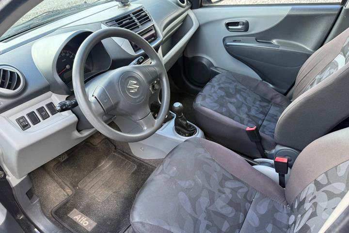 Sort Suzuki Alto fra 2011