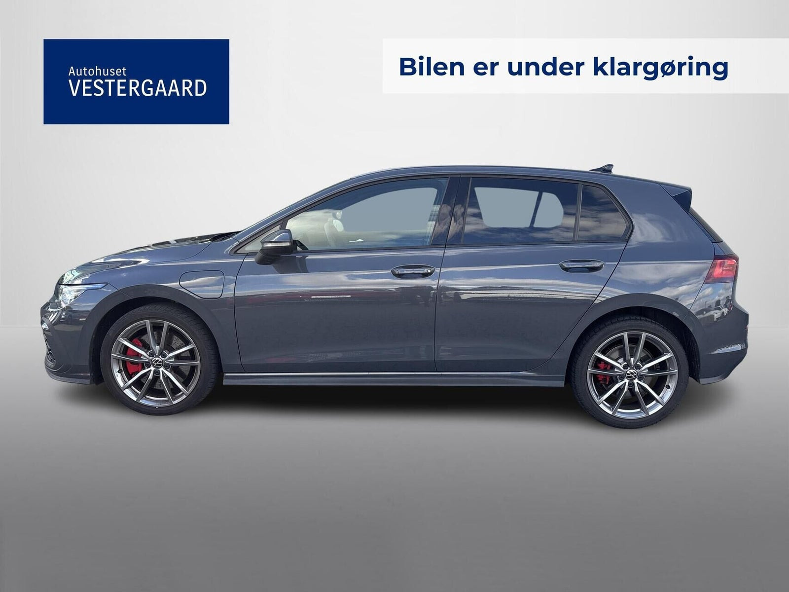 Grå VW Golf VIII fra 2022