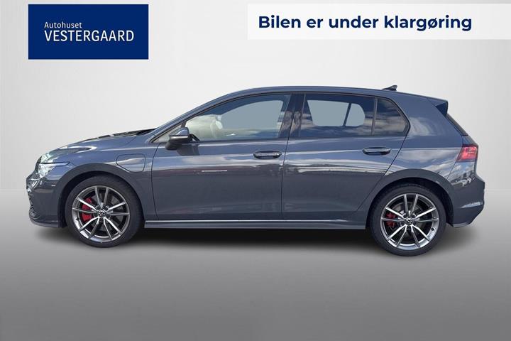 Grå VW Golf VIII fra 2022