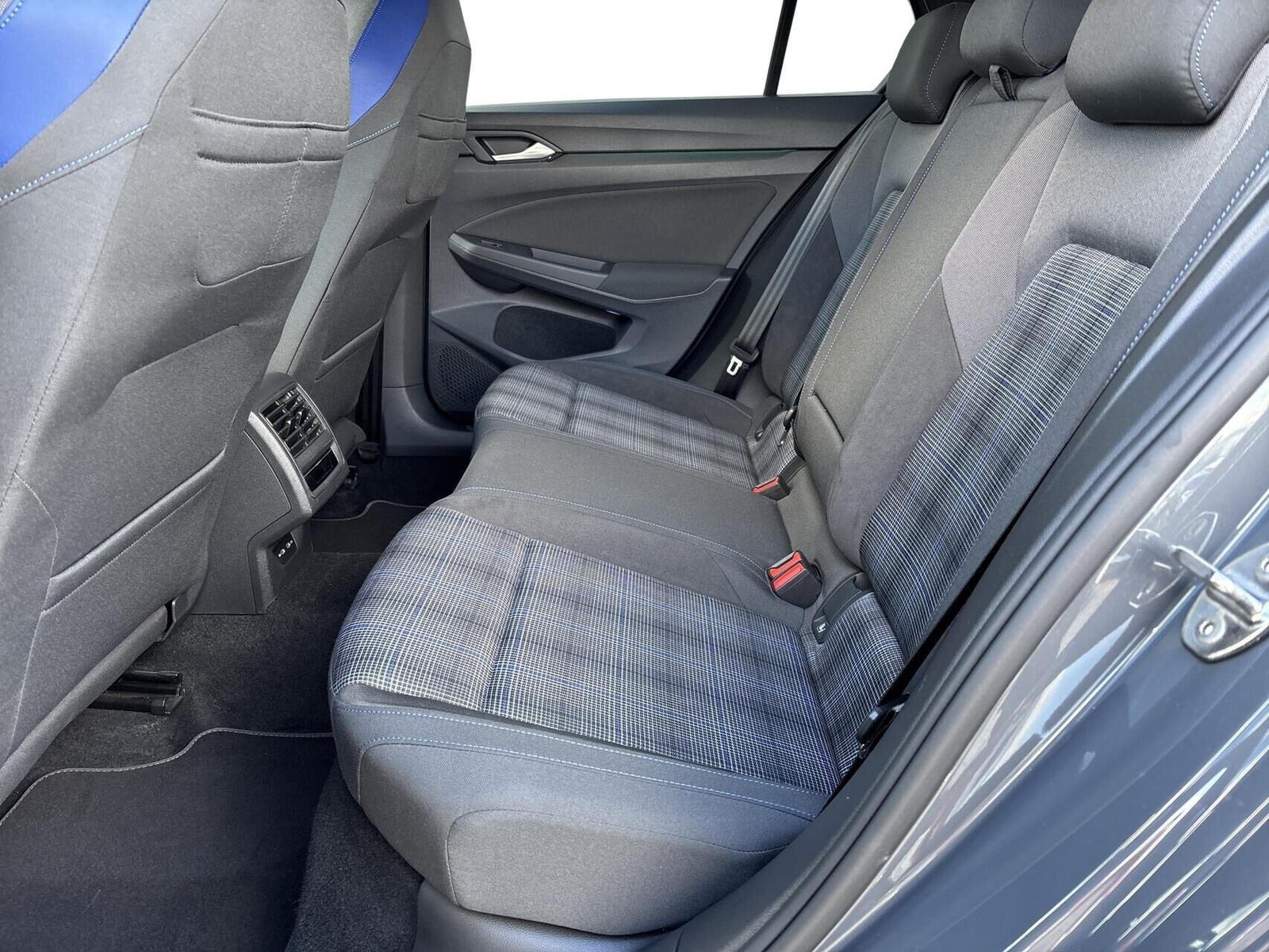 Grå VW Golf VIII fra 2022