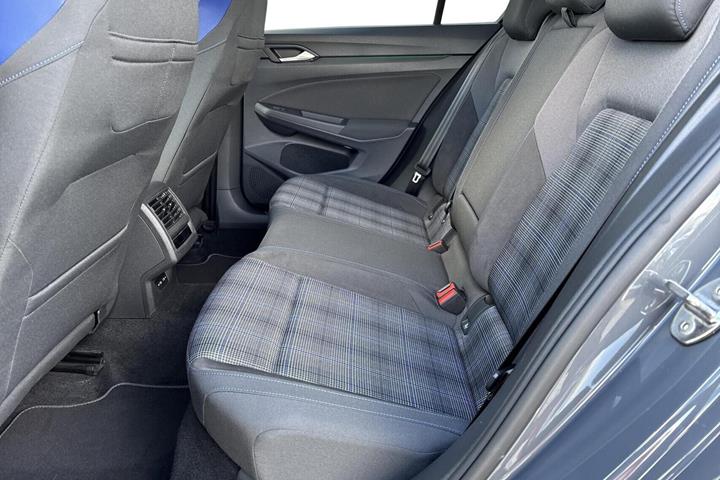 Grå VW Golf VIII fra 2022