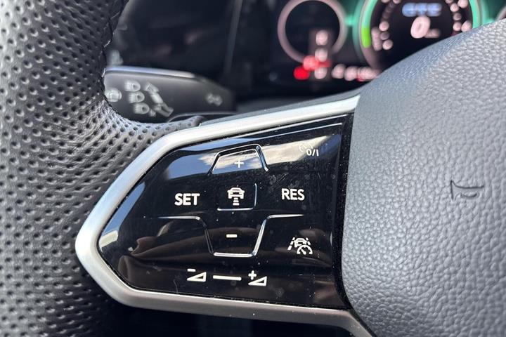 Grå VW Golf VIII fra 2022