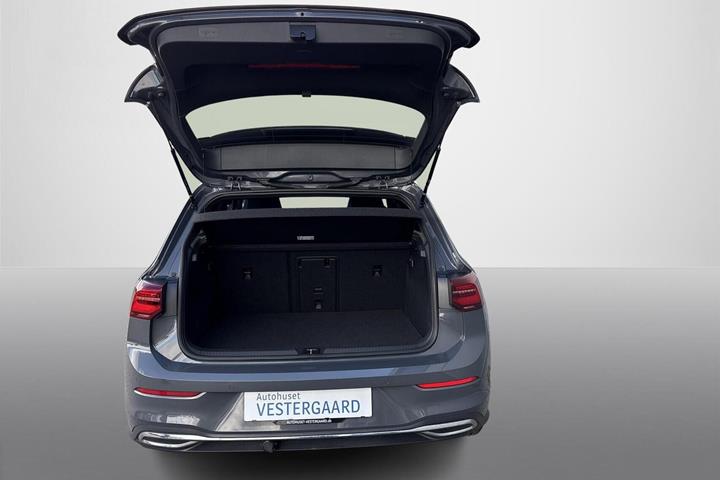 Grå VW Golf VIII fra 2022