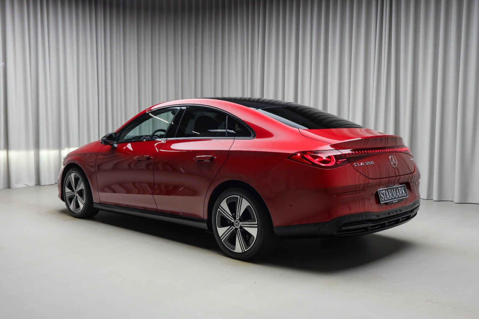 Rød Mercedes CLA350 fra 2025