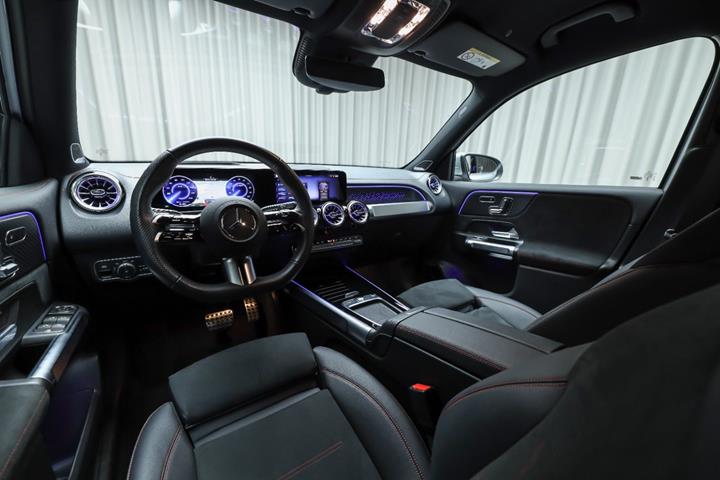 Sølv Mercedes EQB250+ fra 2026