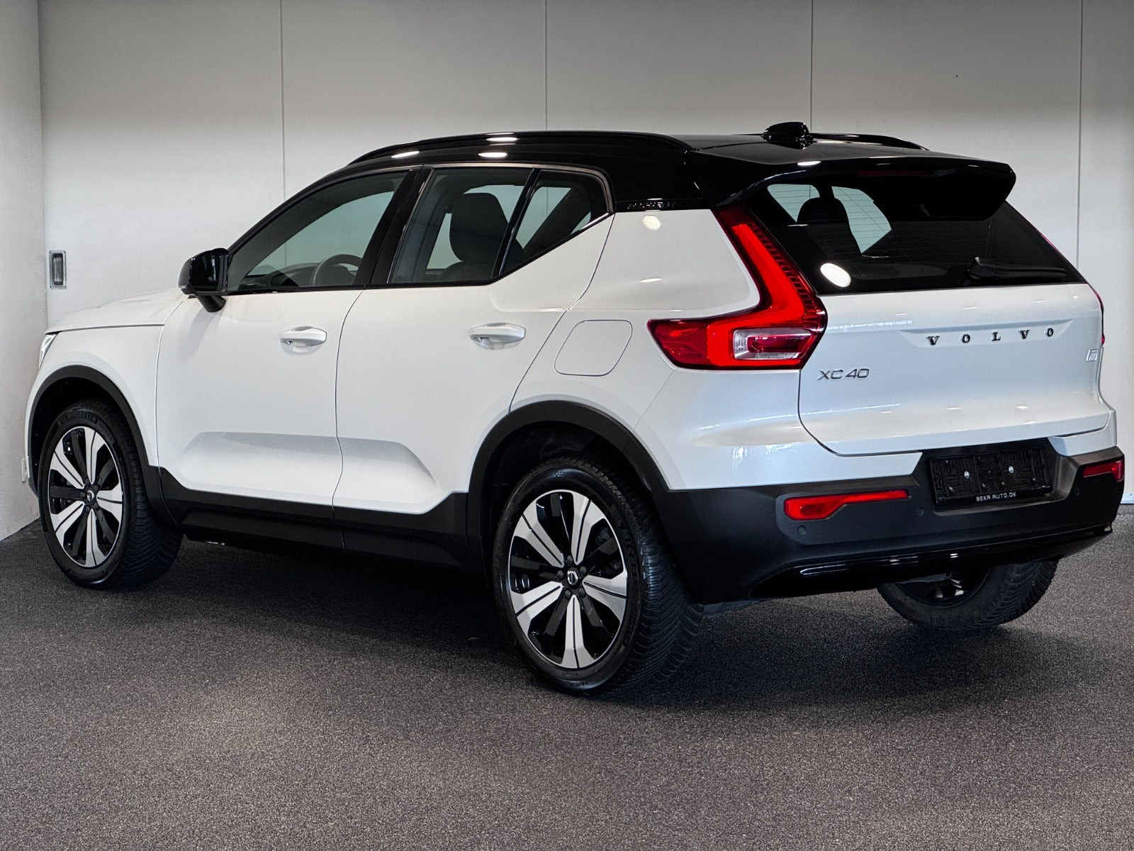Hvid Volvo XC40 fra 2023