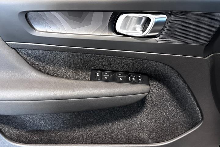 Hvid Volvo XC40 fra 2023