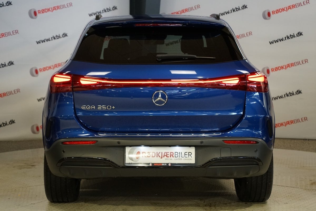 Blå Mercedes EQA250+ fra 2025