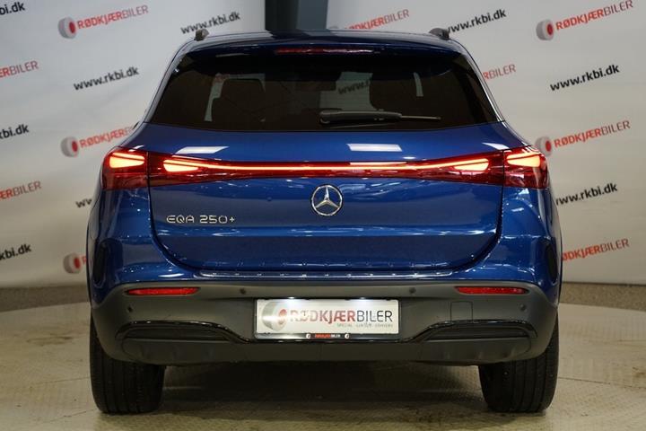 Blå Mercedes EQA250+ fra 2025
