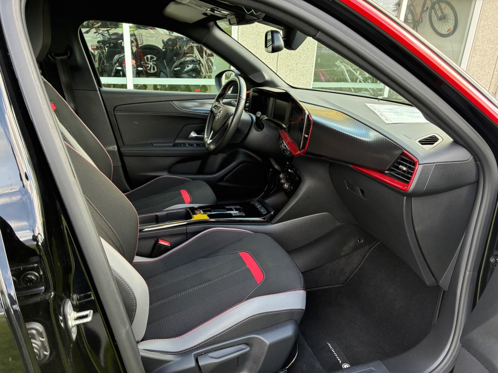 Sort Opel Mokka-e fra 2023