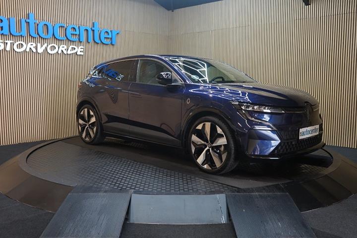Blå Renault Megane E-Tech fra 2025 set udefra