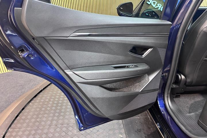 Blå Renault Megane E-Tech fra 2025