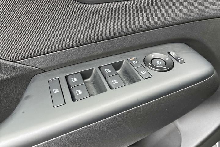 Grå Hyundai Kona fra 2024