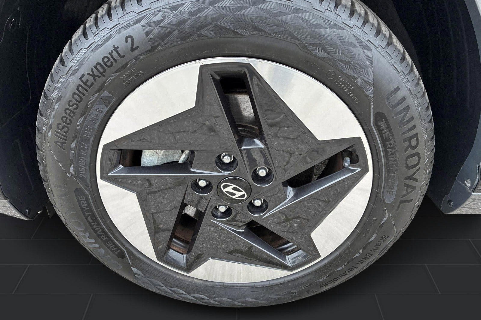 Grå Hyundai Kona fra 2024