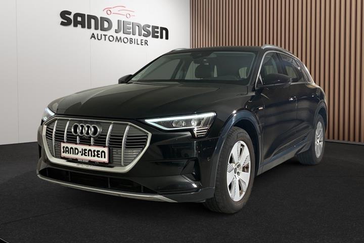 Sort Audi e-tron fra 2023 set udefra