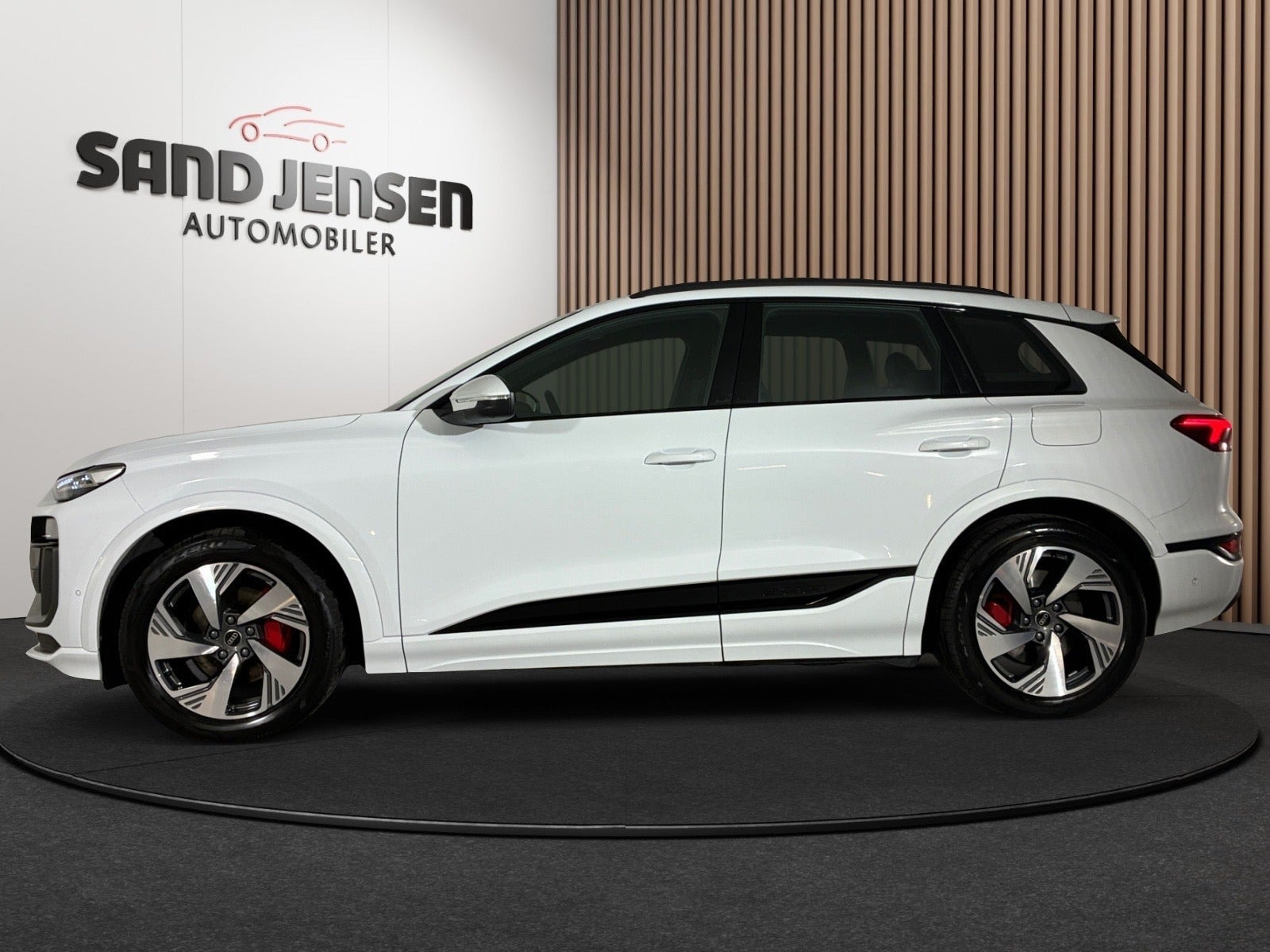 Hvid Audi Q6 e-tron fra 2024