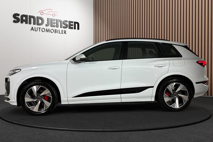Hvid Audi Q6 e-tron fra 2024