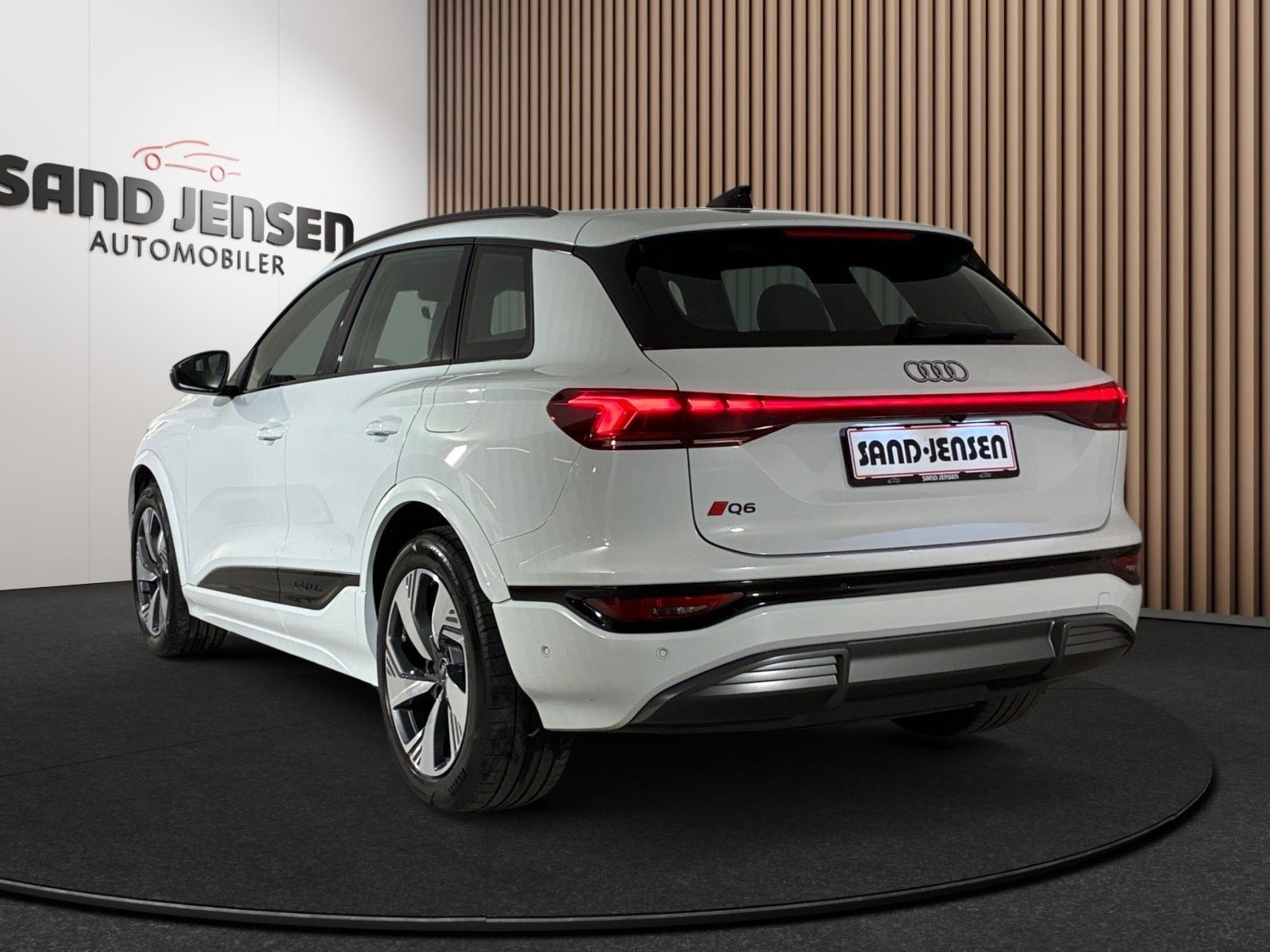 Hvid Audi Q6 e-tron fra 2024