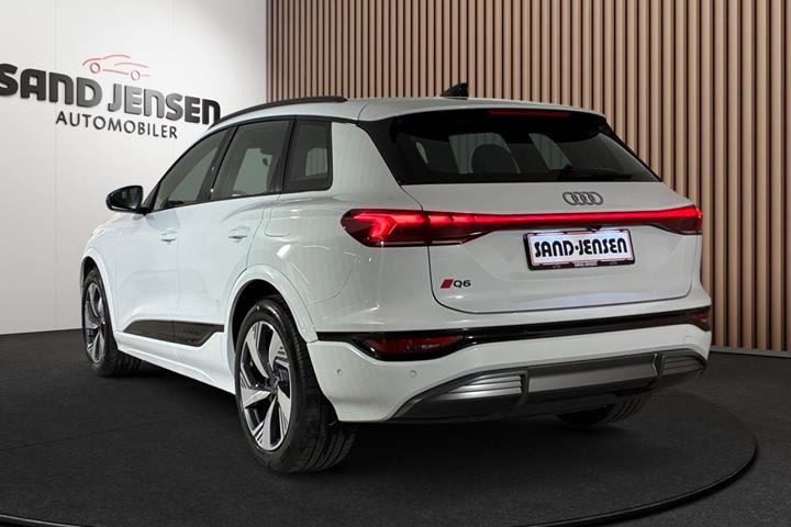 Hvid Audi Q6 e-tron fra 2024