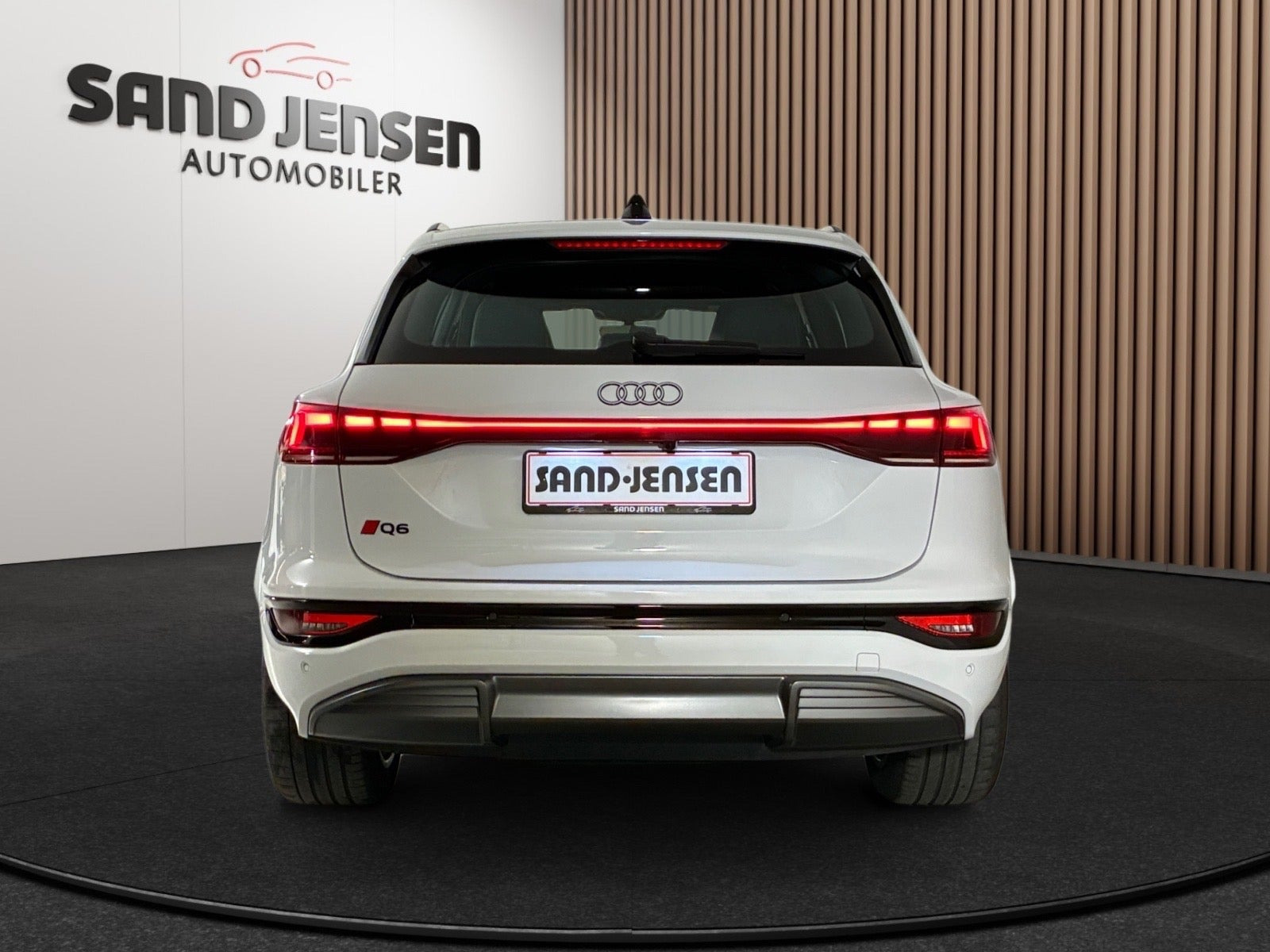 Hvid Audi Q6 e-tron fra 2024