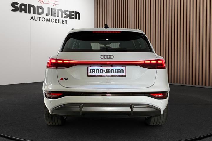 Hvid Audi Q6 e-tron fra 2024