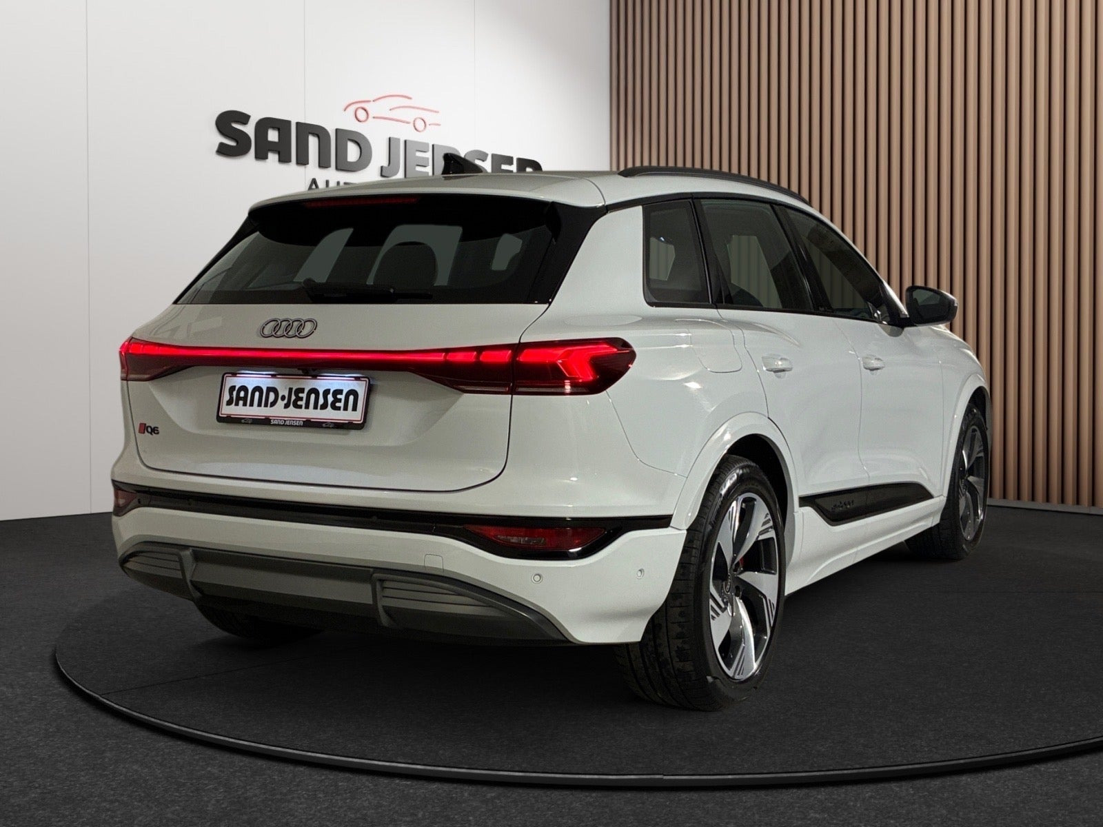 Hvid Audi Q6 e-tron fra 2024