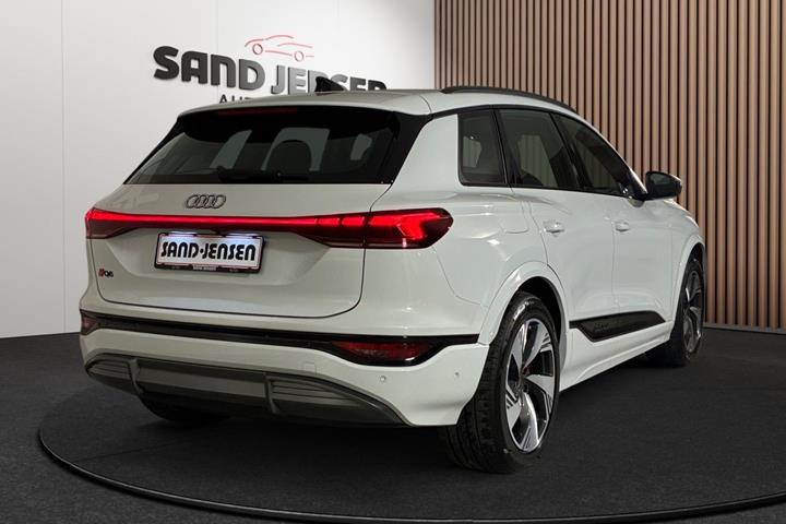 Hvid Audi Q6 e-tron fra 2024