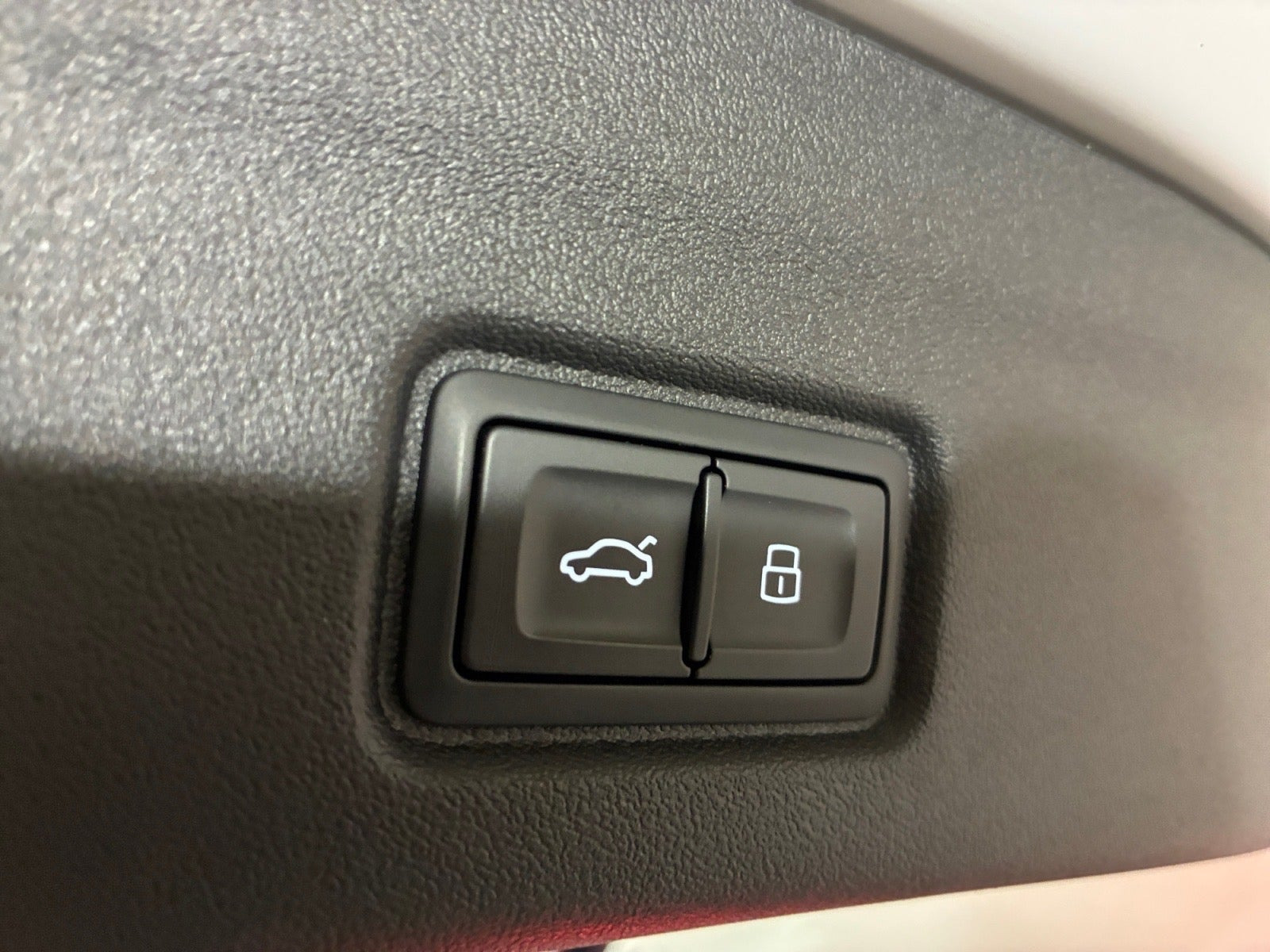 Hvid Audi Q6 e-tron fra 2024