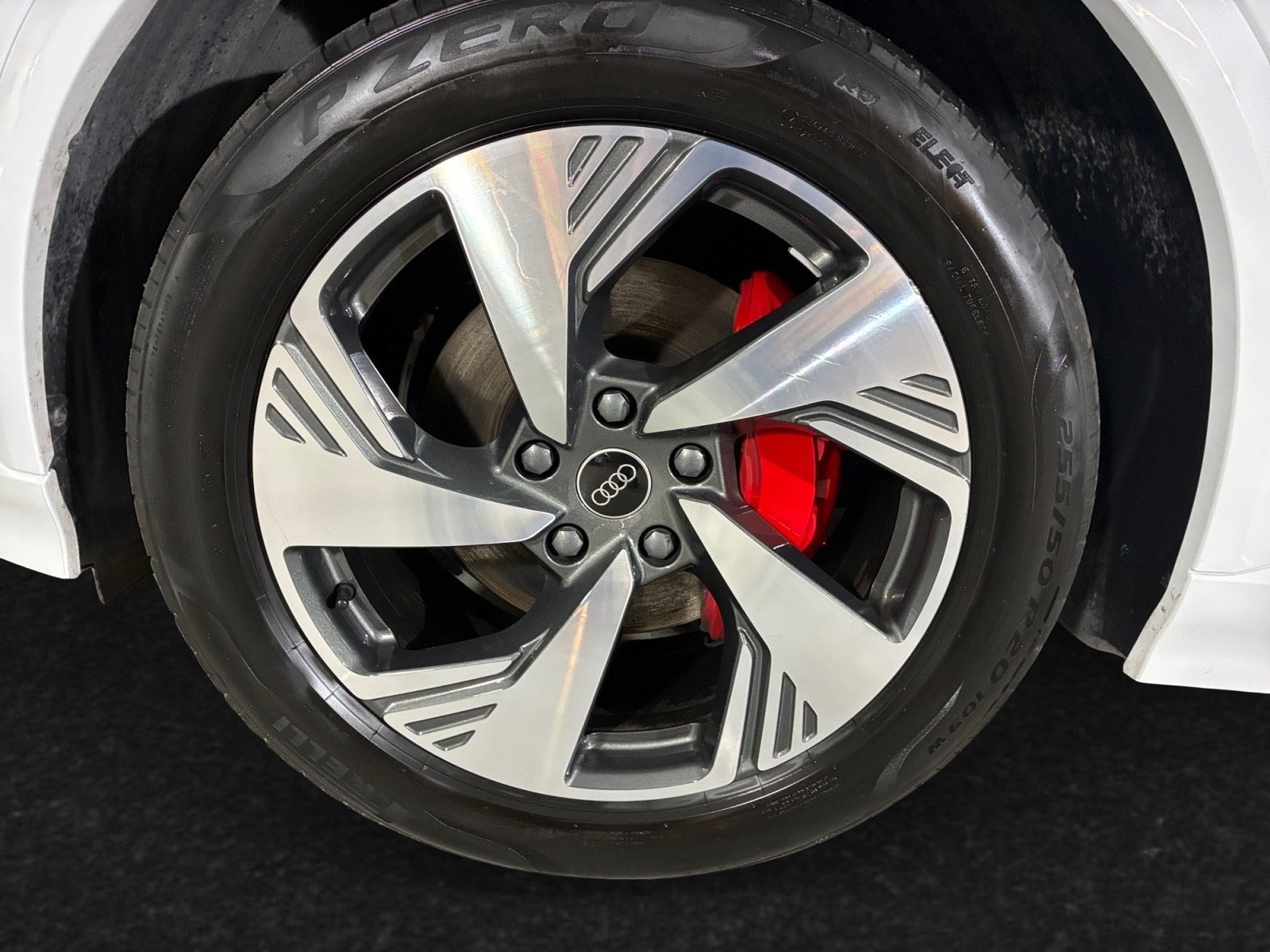 Hvid Audi Q6 e-tron fra 2024