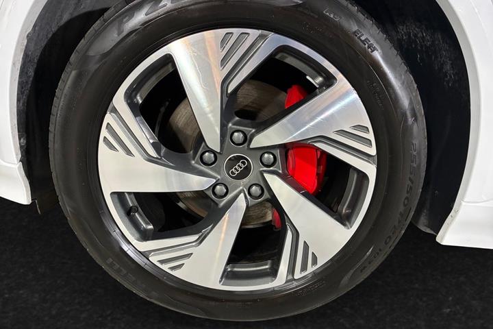 Hvid Audi Q6 e-tron fra 2024
