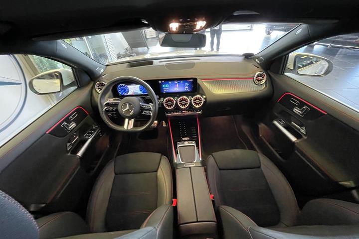 Hvid Mercedes EQA250+ fra 2025