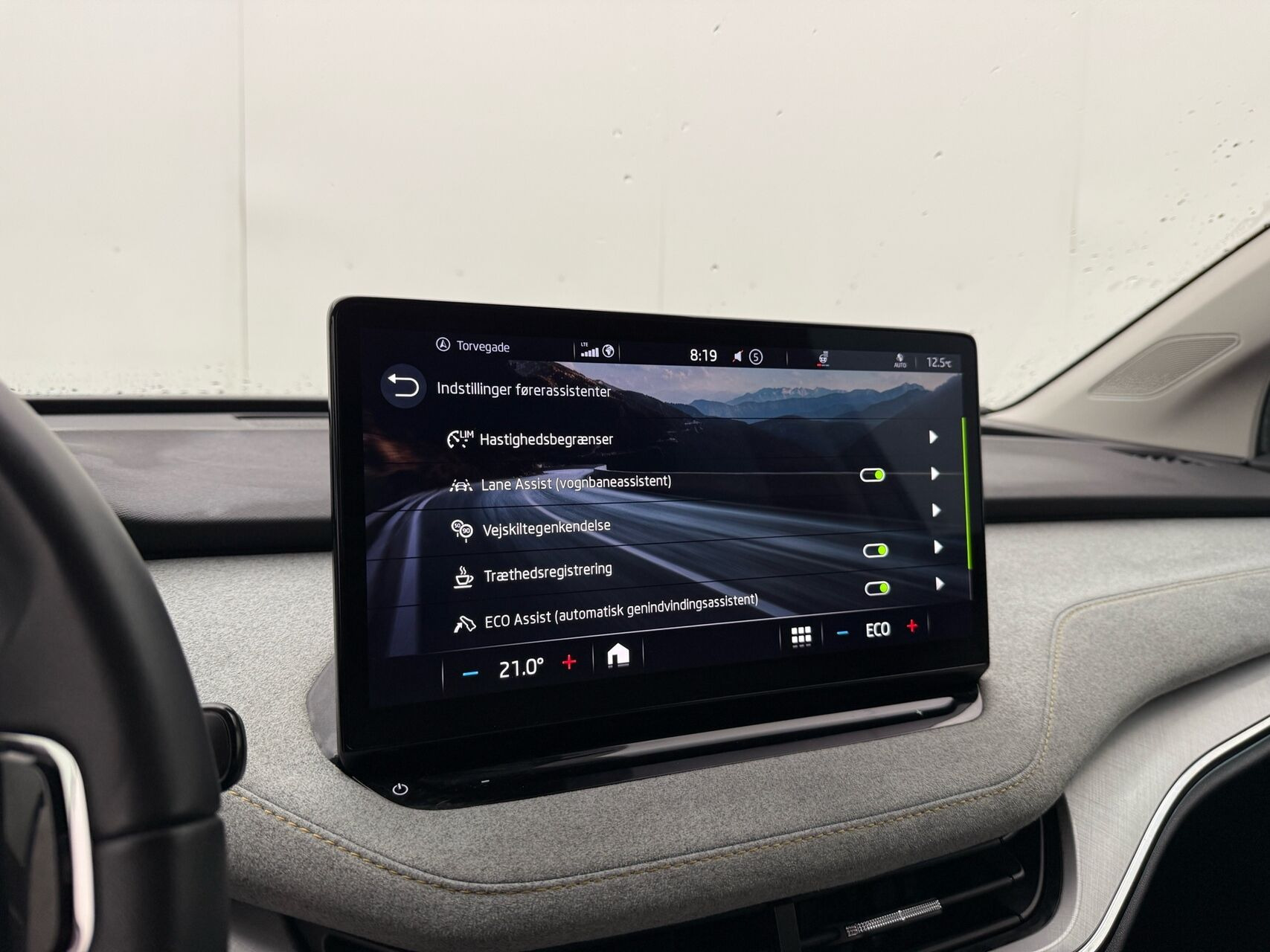Grå Skoda Enyaq fra 2023