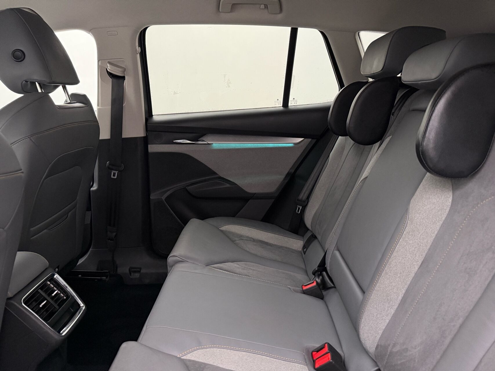 Grå Skoda Enyaq fra 2023