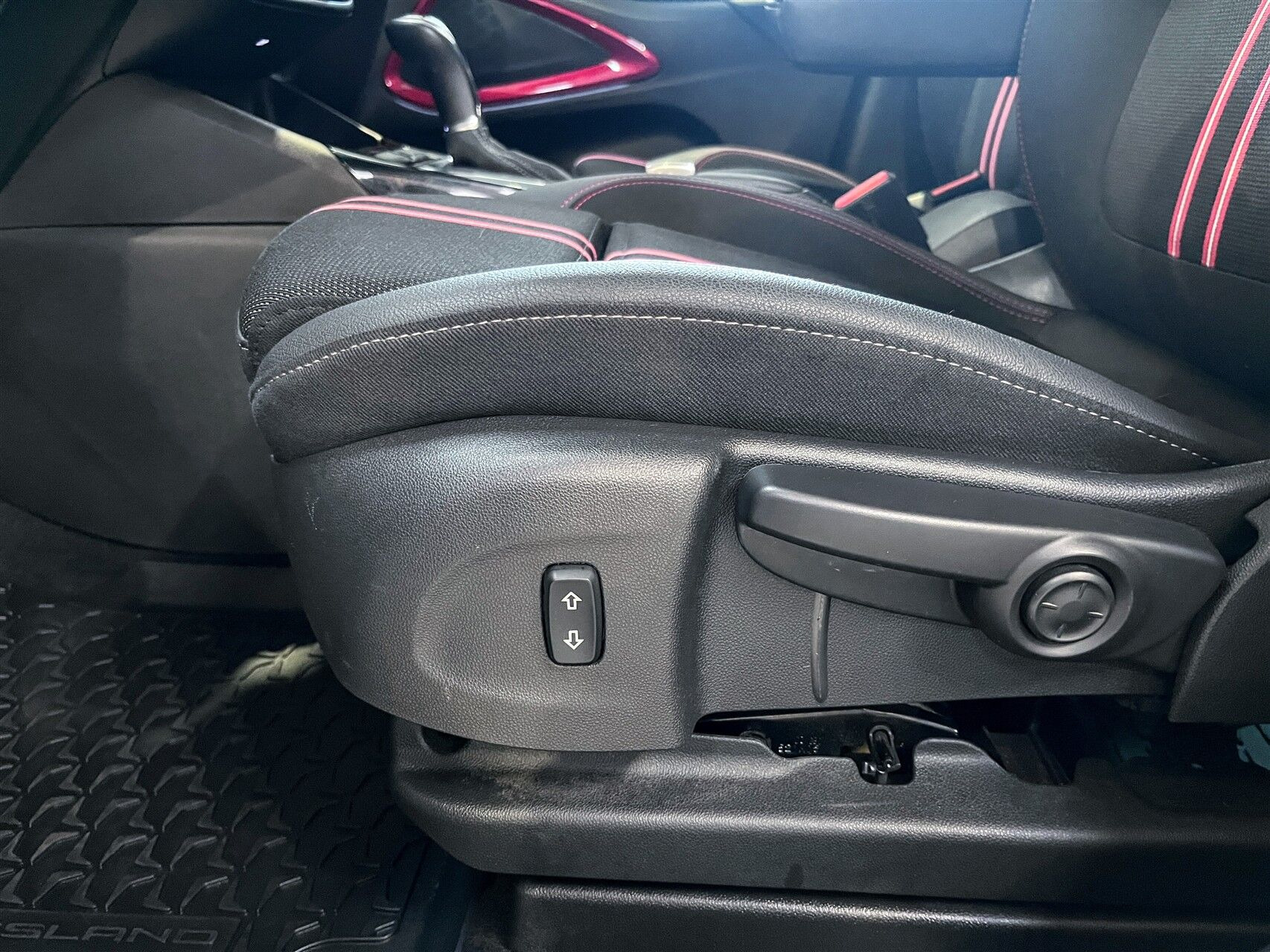 Sølv Opel Crossland fra 2024