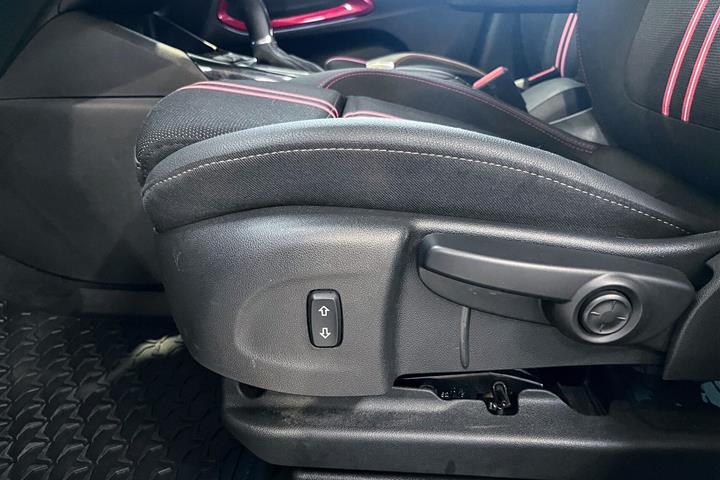 Sølv Opel Crossland fra 2024