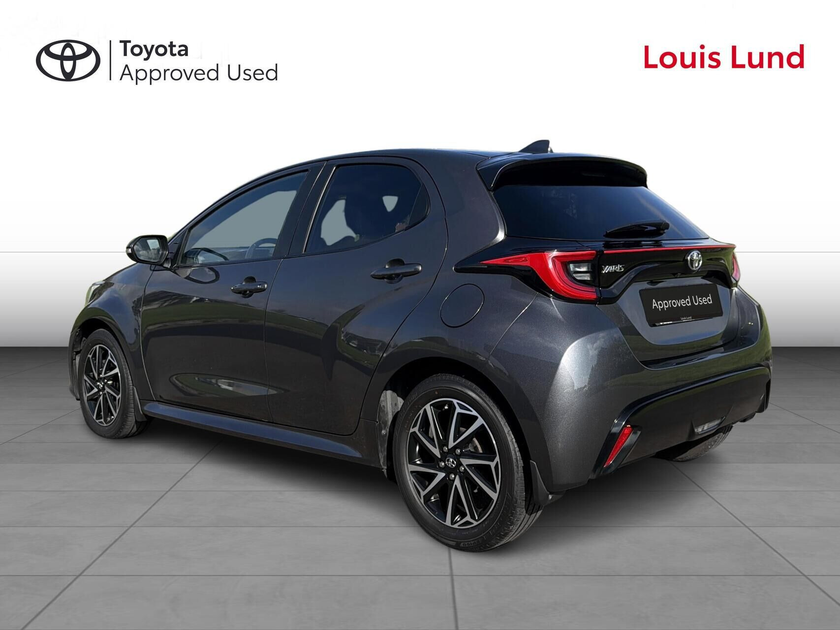 Grå Toyota Yaris fra 2021