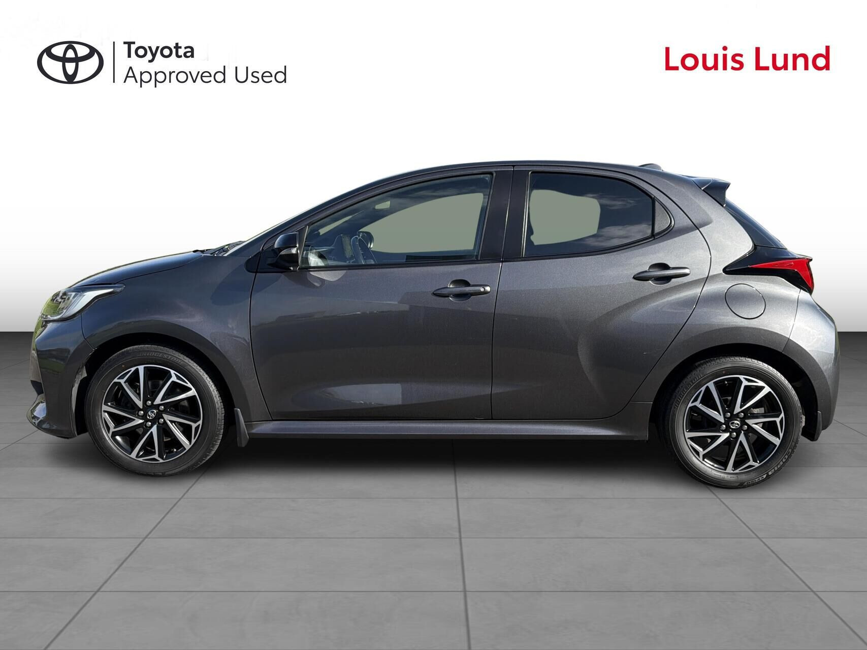 Grå Toyota Yaris fra 2021