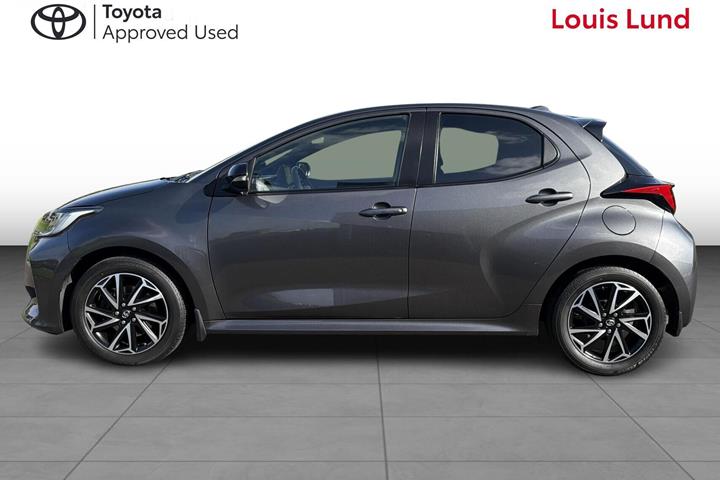 Grå Toyota Yaris fra 2021
