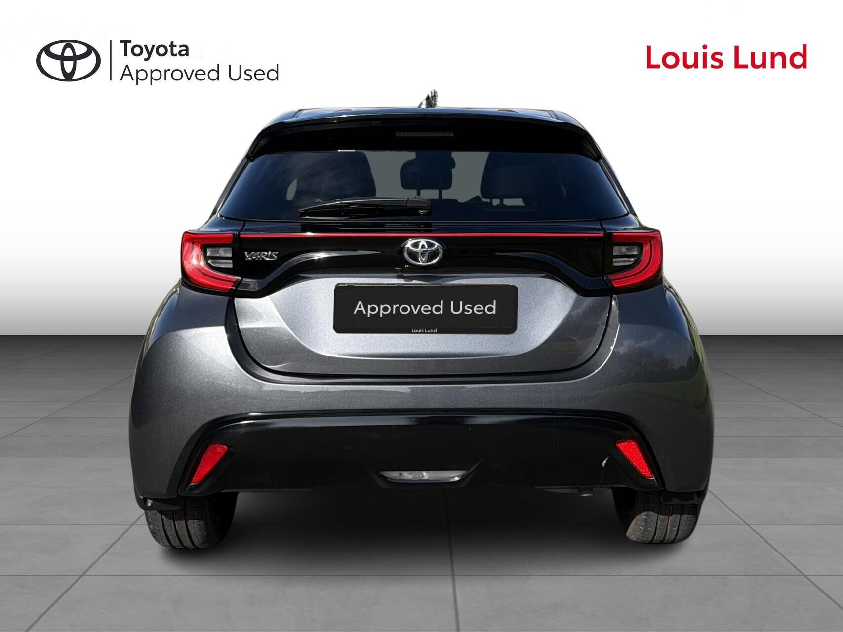 Grå Toyota Yaris fra 2021