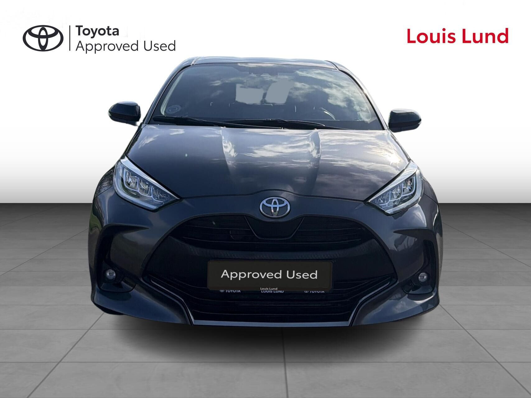 Grå Toyota Yaris fra 2021